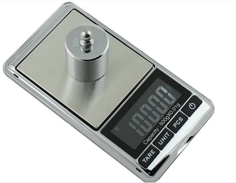 Đặt quả cân vào giữa cân