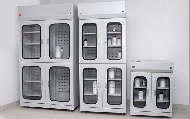 Cách bảo quản hóa chất trong phòng thí nghiệm bằng tủ hóa chất chuyên dụng