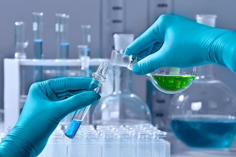 Kỹ thuật an toàn trong phòng thí nghiệm - Đeo găng tay khi thực hành trong phòng thí nghiệm