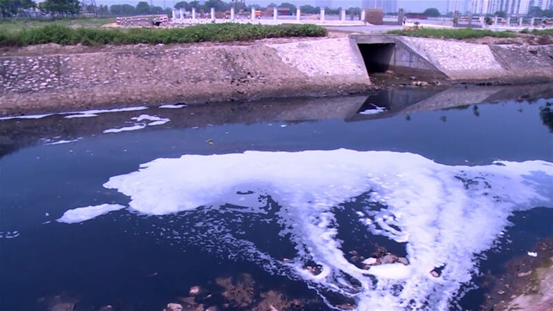 Ô nhiễm môi trước nước - Nước thải công nghiệp không được xử lý ra môi trường bên ngoài