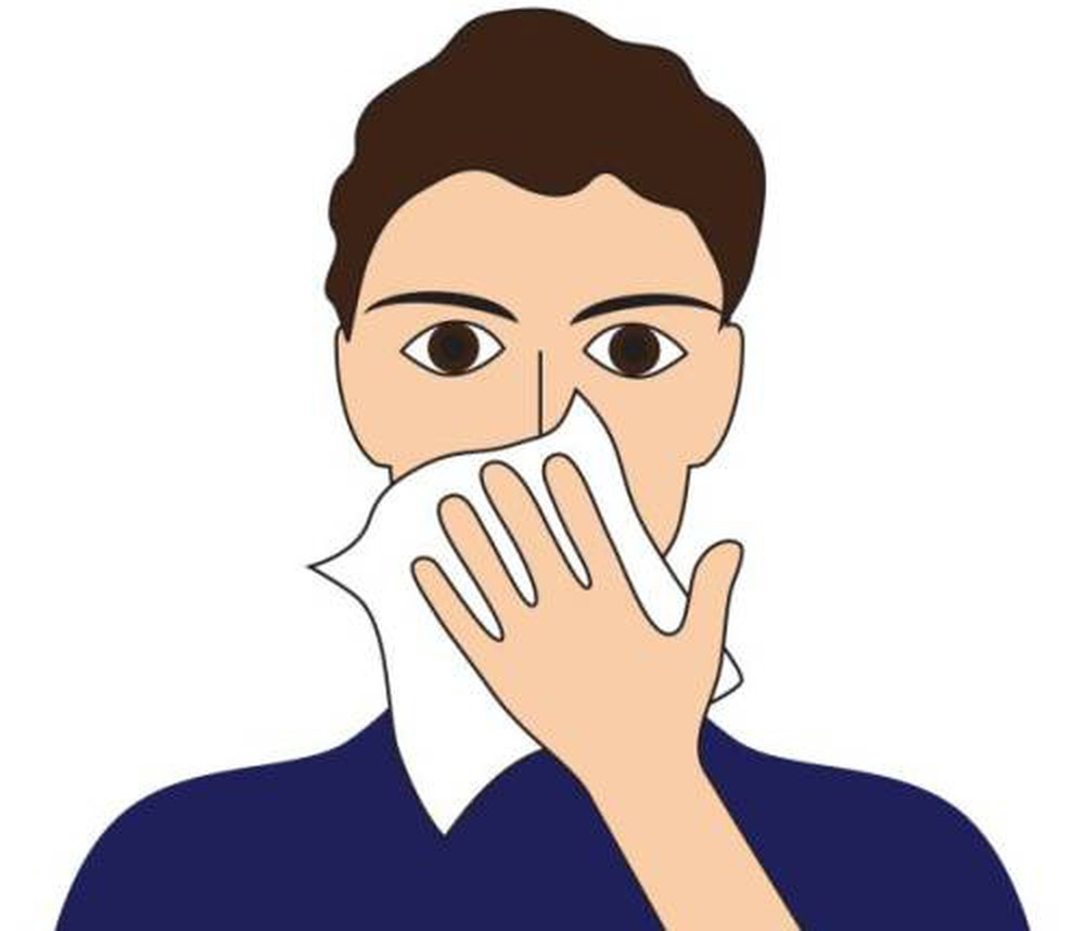 Dùng khăn ẩm, khẩu trang,… che mặt để hạn chế hít phải khí amoniac độc hại