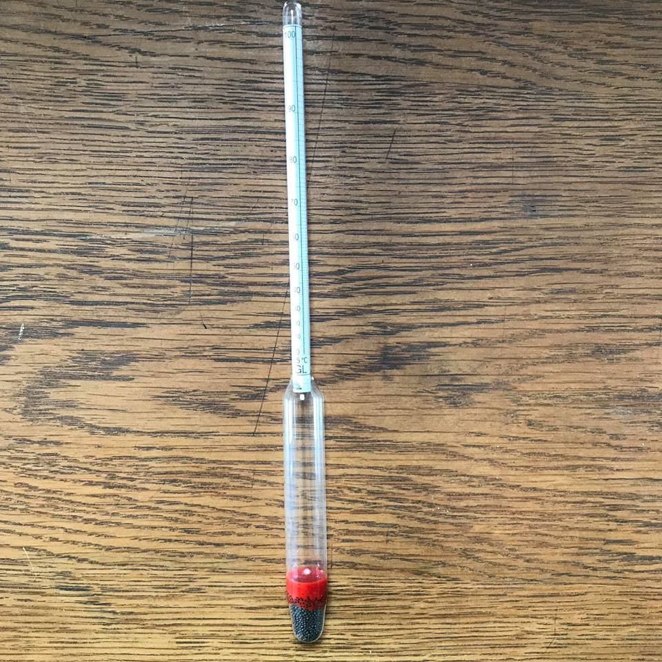 Cây kế rượu được làm chủ yếu từ thủy tinh trong suốt