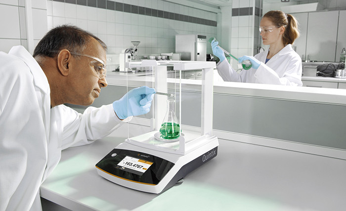 Cân phân tích được sử dụng để cân, đo lường trong phòng thí nghiệm