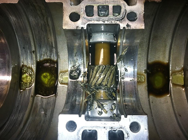 Hóa chất tẩy dầu mỡ có thể loại bỏ hoàn toàn các lớp dầu mỡ trên máy móc, thiết bị