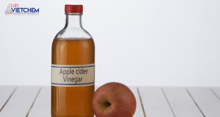 Giấm táo là loại giấm được lên men tự nhiên, có màu vàng nhạt, vị chua nhẹ
