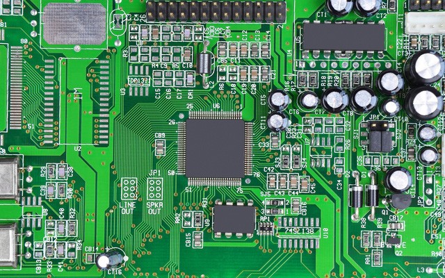 Bảng mạch điện tử bao gồm các linh kiện điện tử riêng lẻ