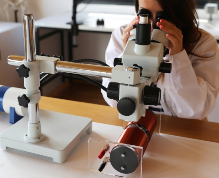 Kính hiển vi soi nổi là gì?