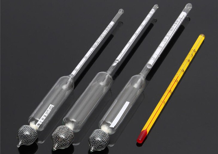 Nhiệt kế rượu và nhiệt kế rượu