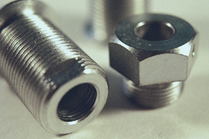 Bề mặt kim loại được phủ một lớp mạ sáng bóng