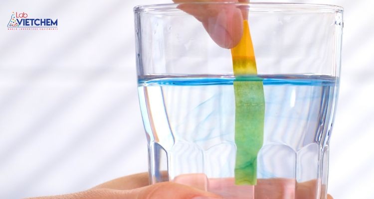 Nước kiềm có pH>7, quỳ chuyển sang màu xanh”  ></p>
<p style=