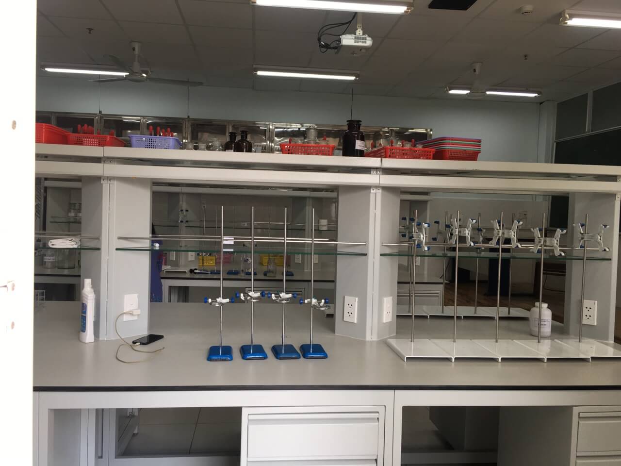 Phòng Đào tạo Thực hành Dược - Công nghệ Sản xuất Dược phẩm