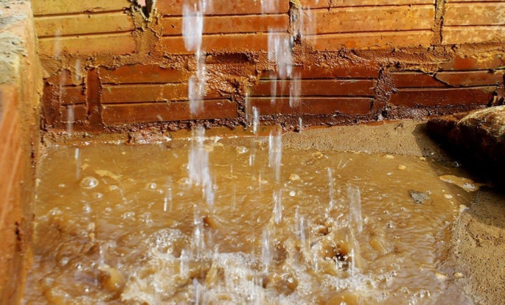 Hình ảnh nước nhiễm phèn cần được xử lý 