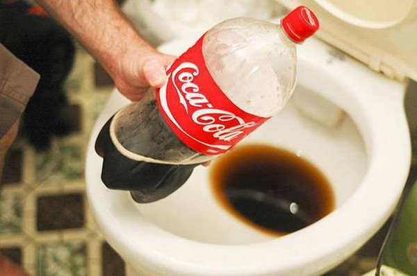 Công dụng Coca Cola tẩy rỉ sét trên bồn cầu