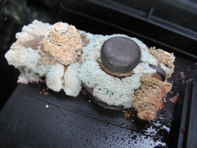 Pin bị oxy hóa do sử dụng lâu ngày