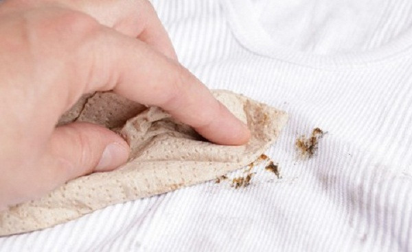 Làm sạch quần áo bằng Coca-Cola khi dính vết dầu mỡ khó giặt