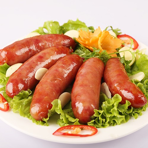 Saltpeter thường bị lạm dụng để tạo màu đỏ sậm cho giăm bông, xúc xích, xúc xích