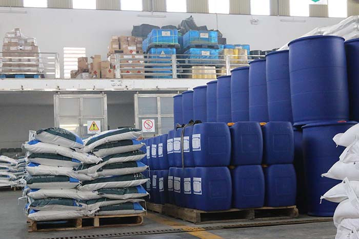 Đóng gói hóa chất công nghiệp cẩn thận trước khi vận chuyển