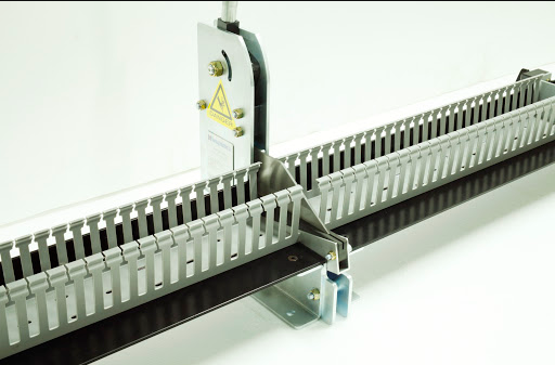 Lắp đặt máng điện để bảo vệ dây điện