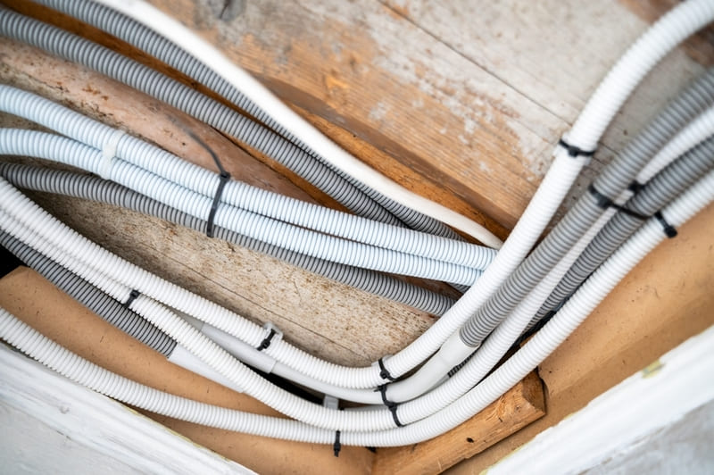 Cách lắp dây điện vào tường đơn giản và chuyên nghiệp Trạm luôn luôn trên đường