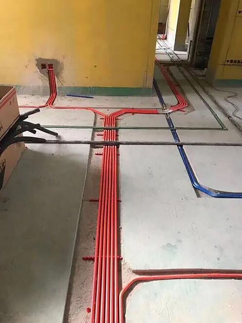 Cách đi dây điện trong nhà đúng chuẩn kỹ thuật và thẩm mỹ Đi đến thợ điện đang dọn dẹp nhà cửa