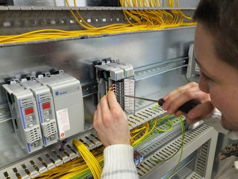 Bao gồm các thiết bị điện công nghiệp