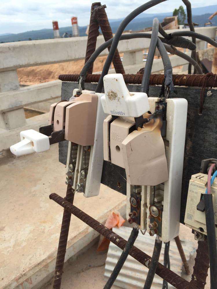 Cầu dao nóng lên: nguyên nhân và giải pháp Vấn đề bữa tối với nước nóng