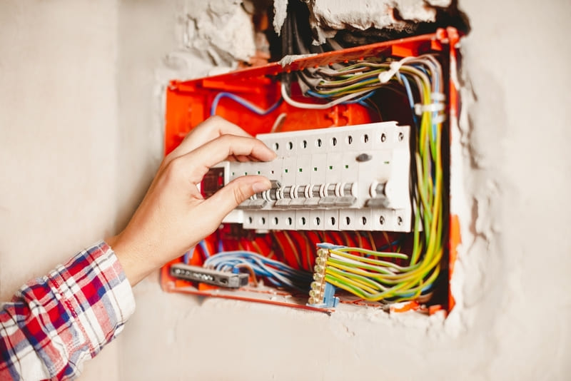 Hướng dẫn xử lý khi cầu dao phát ra tiếng ồn aptomat keure lại