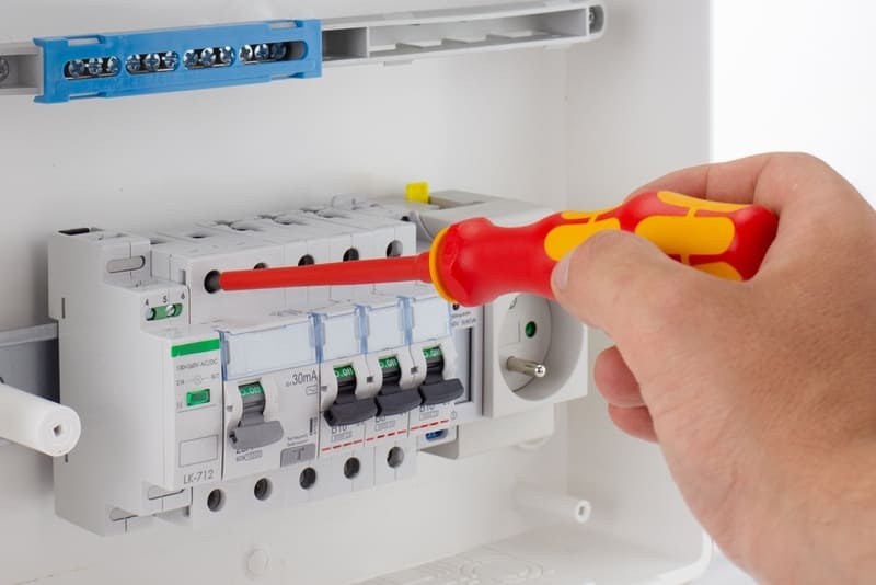 Hướng dẫn xử lý khi cầu dao phát ra tiếng ồn aptomat keure lại