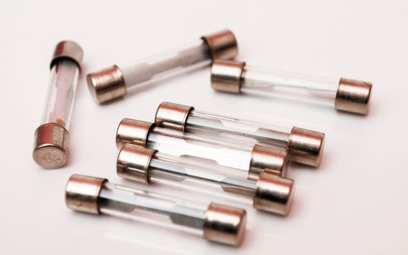 So sánh chi tiết cầu dao và cầu chì Tuyên bố Nemkochi