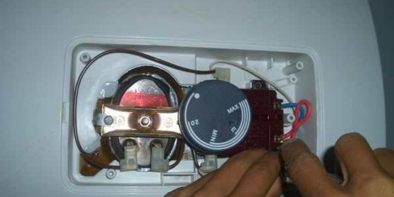 Máy nước nóng nóng: 7 nguyên nhân và giải pháp Máy nước nóng aptomat bị hỏng