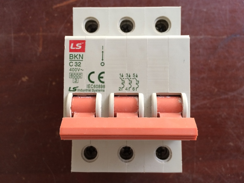 So sánh và hướng dẫn ghép CB 3 pha và CB 1 pha Xin lưu ý rằng 1 pha sử dụng 3 pha cb