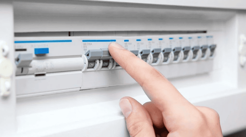 Nhảy Aptomat: Tìm nguyên nhân và khắc phục aptomat-binhy