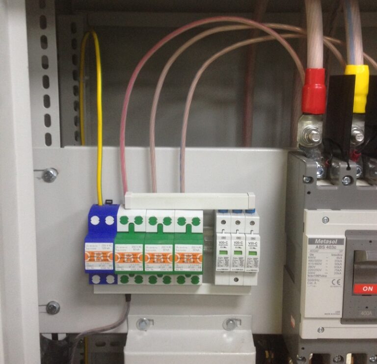 Cầu dao chống sét: nguyên lý làm việc và phân loại aptomat-chong-set-1-cuc