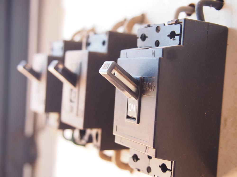 Cóc CB là gì? Thông số kỹ thuật và so sánh với bộ ngắt mạch thu nhỏ CB Cốc Anh 2