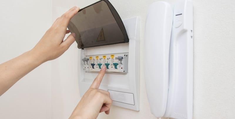 Hướng dẫn xử lý khi cầu dao phát ra tiếng ồn aptomat keure lại