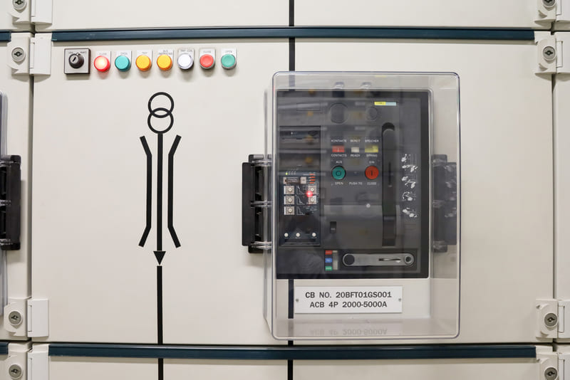 So sánh ACB và MCCB: Điểm giống và khác nhau acb là gì?